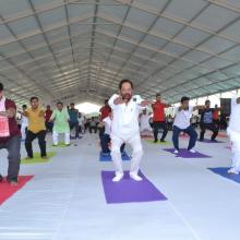 performed Yoga with Jharkhand CM Shri Raghubar  Das & a large number of people from all walks of life on the occasion of International Yoga Day at Prabhat Tara Maidan, Dhurwa in Ranchi.