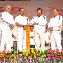 performed Yoga with Jharkhand CM Shri Raghubar  Das & a large number of people from all walks of life on the occasion of International Yoga Day at Prabhat Tara Maidan, Dhurwa in Ranchi.