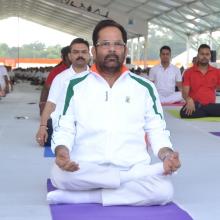 performed Yoga with Jharkhand CM Shri Raghubar  Das & a large number of people from all walks of life on the occasion of International Yoga Day at Prabhat Tara Maidan, Dhurwa in Ranchi.